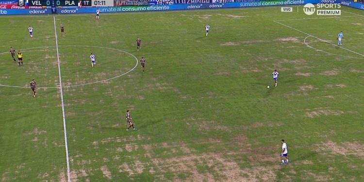 La cancha de Vélez estaba en muy mal estado y hubo memes