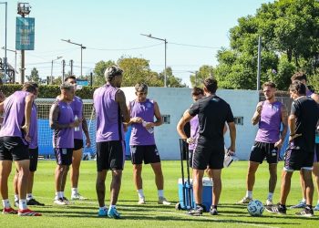 La formación de Racing contra Belgrano, con una salida y una vuelta