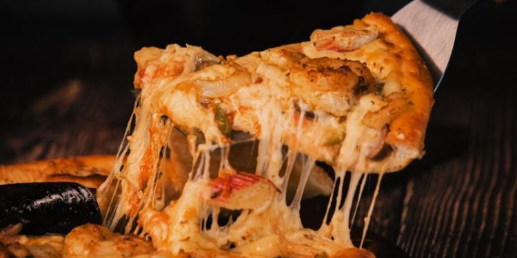 La pizzería histórica de CABA que se destaca por su abundante muzzarella: por cuánto se puede comer