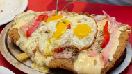 El restaurante que queda adentro de un club de barrio y es conocido por sus milanesas gigantes