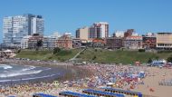 Verano 2025: cuál es el precio para alquilar una carpa en las playas de la Costa Atlántica en las próximas vacaciones