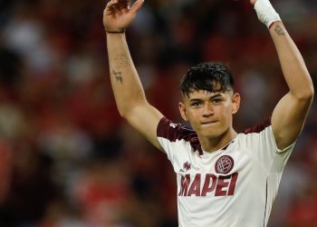 La rompió en Lanús, fue convocado por Scaloni y se va por una cifra millonaria a la Premier League