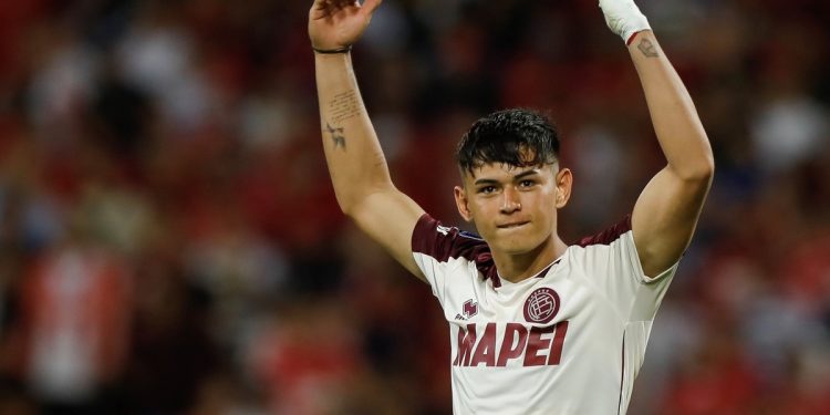 La rompió en Lanús, fue convocado por Scaloni y se va por una cifra millonaria a la Premier League