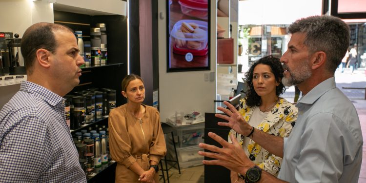 Los comercios de la Ciudad de Mendoza avanzan en la implementación de pago en dólares