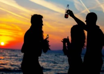 Los mejores atardeceres en la playa para vivir la música este verano
