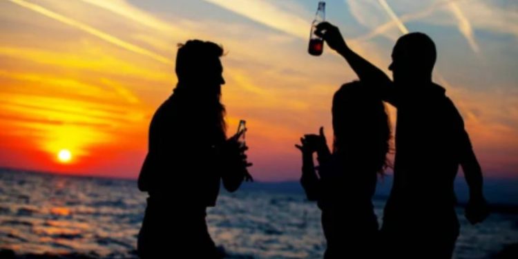 Los mejores atardeceres en la playa para vivir la música este verano