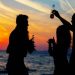 Los mejores atardeceres en la playa para vivir la música este verano