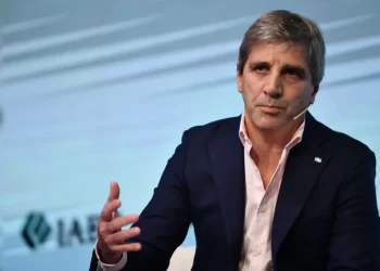 El ministro de Economía, Luis Caputo, demanda ajustes fiscales a gobernadores y intendentes