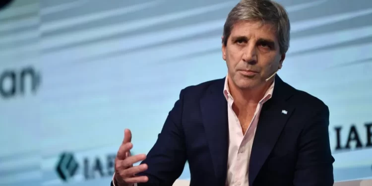 El ministro de Economía, Luis Caputo, demanda ajustes fiscales a gobernadores y intendentes