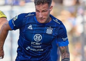 Marcelo, fana de Racing y papá de Bruno Barticciotto, ayuda a Costas para su llegada