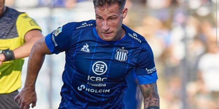 Marcelo, fana de Racing y papá de Bruno Barticciotto, ayuda a Costas para su llegada