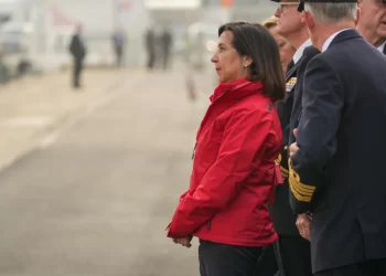 Abucheos y gritos de «fuera» a Margarita Robles a su llegada al Juan Sebastián de Elcano para despedir a la Princesa Leonor