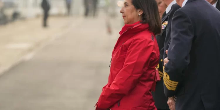 Abucheos y gritos de «fuera» a Margarita Robles a su llegada al Juan Sebastián de Elcano para despedir a la Princesa Leonor