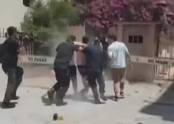 El narcotráfico reina en Moreno: Asesinan a joven delivery y se producen fuertes incidentes por la bronca, frente al municipio. Policía lanza gases