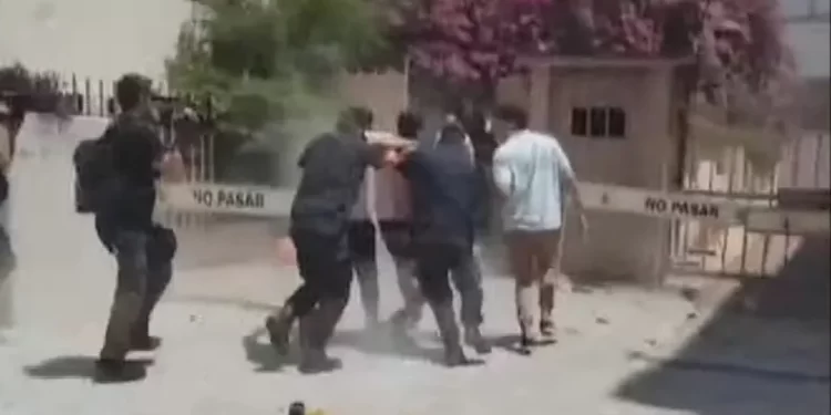 El narcotráfico reina en Moreno: Asesinan a joven delivery y se producen fuertes incidentes por la bronca, frente al municipio. Policía lanza gases