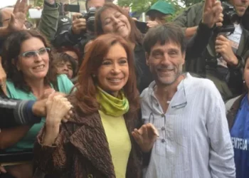 Francisco “Paco” Olveira, el cura kirchnerista que rechazó a votantes de Milei en un comedor y viajó a la toma del poder de Maduro