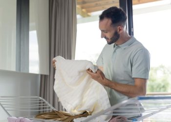 Ni jabón blanco ni prelavado: el truco más efectivo para sacar las manchas de transpiración de las remeras