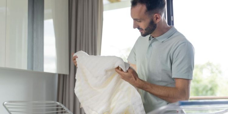 Ni jabón blanco ni prelavado: el truco más efectivo para sacar las manchas de transpiración de las remeras
