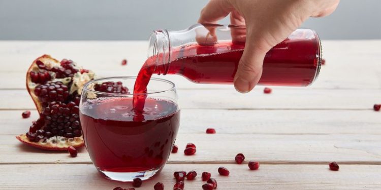 No es el agua: las tres bebidas que limpian las arterias y reducen el colesterol