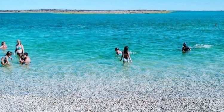 No hace falta ir al Caribe: las 3 playas argentinas con el agua más cristalina y cálida de todo el país