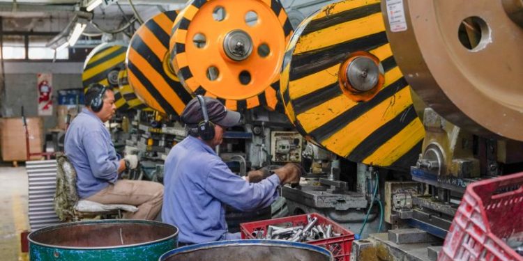 Otra buena para Milei: en noviembre repuntaron la producción industrial y la construcción