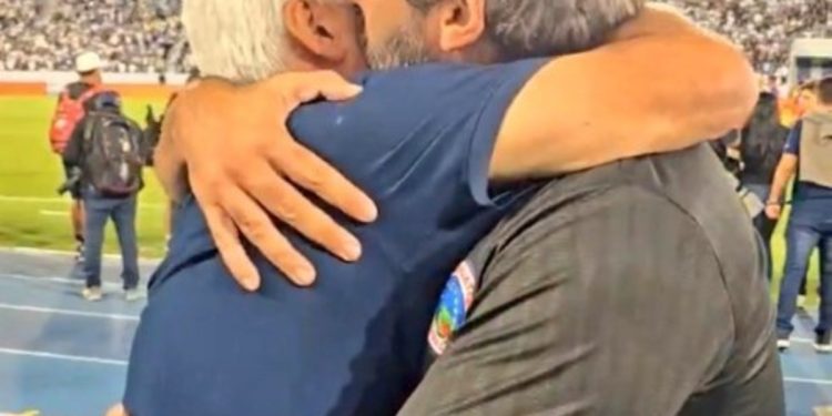 Padre contra hijo: los técnicos Corti se enfrentaron en El Salvador