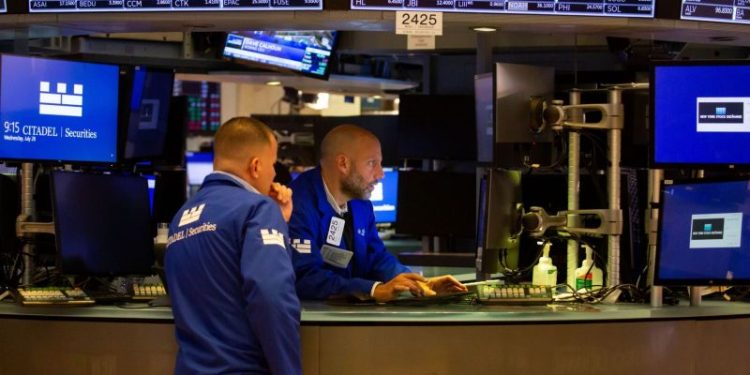 Por datos de empleo, caen acciones en Wall Street y crece el viento de frente para los bonos