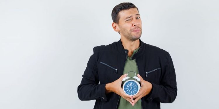 Por qué hay personas impuntuales y qué significa llegar tarde a todos lados, según la psicología