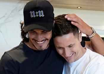 Primera práctica de Ander Herrera en Boca: abrazo con Cavani y Rojo, charla con Gago y a la cancha