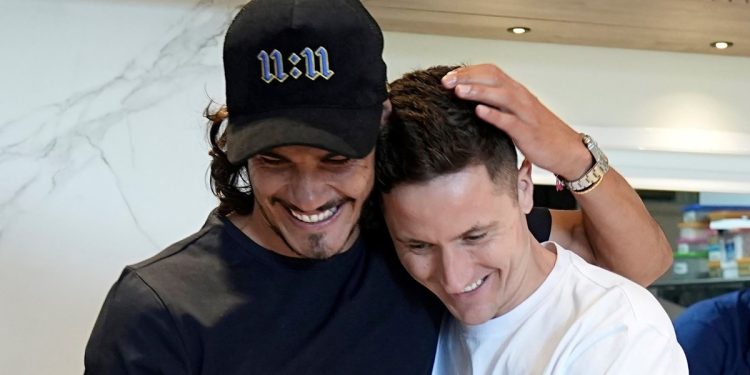 Primera práctica de Ander Herrera en Boca: abrazo con Cavani y Rojo, charla con Gago y a la cancha