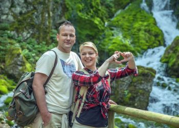 Vacaciones Brasil 2025: la cascada escondida con una paradisíaca piscina natural que tenés que visitar en Florianópolis