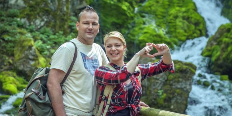 Vacaciones Brasil 2025: la cascada escondida con una paradisíaca piscina natural que tenés que visitar en Florianópolis
