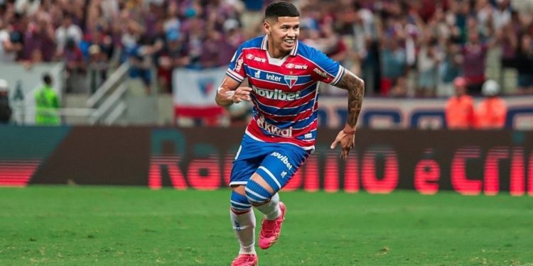 Vélez abrochó a su primer refuerzo del 2025