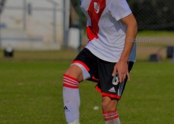 Video: el golazo de media cancha del hermano de Maxi Meza con la Reserva de River