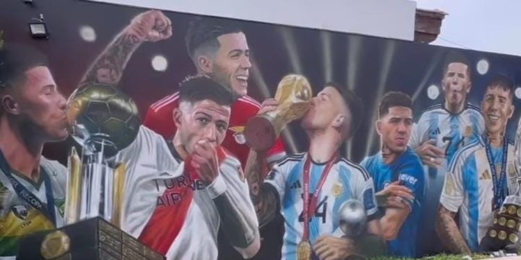 Video: el impactante mural que hizo la familia de Enzo Fernández en su casa