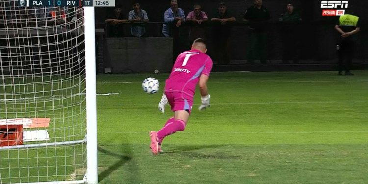 Video: el increíble blooper de Franco Armani para el gol de Platense vs. River