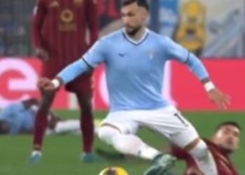 Video: la patada de Leandro Paredes a Taty Castellanos