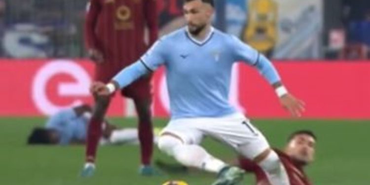 Video: la patada de Leandro Paredes a Taty Castellanos