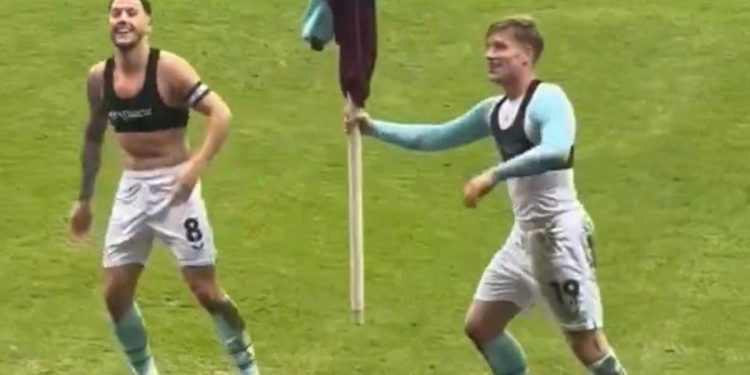 Video: la polémica provocación de los jugadores del Burnley tras ganar uno de los clásicos más picantes de Inglaterra