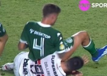 Video: le pegaron un codazo a Calleri en el piso