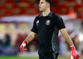 Video: silbidos para el Dibu Martínez en Francia ante el Mónaco