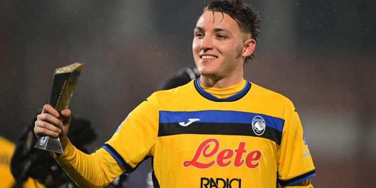 Videos: con un doblete, Retegui le remontó el partido al Como, que lo ganaba con un golazo de Nico Paz