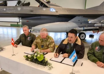 Petri presentó un avión F16 que no vuela, elogió a Milei y comparó a los juicios de lesa humanidad con una “caza de brujas”