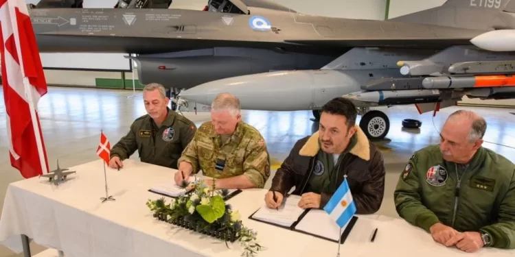 Petri presentó un avión F16 que no vuela, elogió a Milei y comparó a los juicios de lesa humanidad con una “caza de brujas”