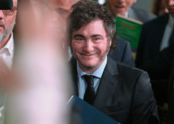 Continúan los traspasos de intendentes del PRO hacia La Libertad Avanza en la provincia de Buenos Aires