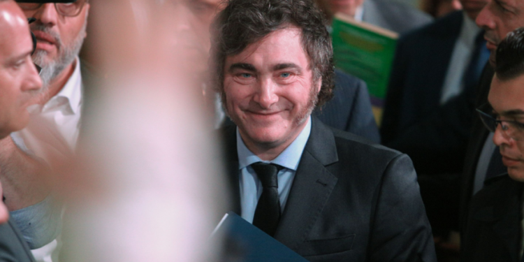 Continúan los traspasos de intendentes del PRO hacia La Libertad Avanza en la provincia de Buenos Aires