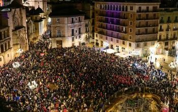 Una cuarta manifestación con menos participación recorre Valencia bajo la lluvia para reclamar la dimisión de Mazón