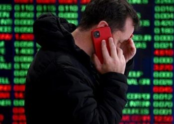 Caídas de acciones argentinas en Wall Street, alza riesgo país y tensiones políticas marcan la jornada