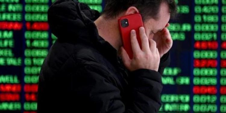 Caídas de acciones argentinas en Wall Street, alza riesgo país y tensiones políticas marcan la jornada