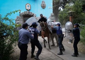 El Bolsón: Gauchos a caballo arremeten contra manifestantes favorables a los sospechosos de incendios detenidos